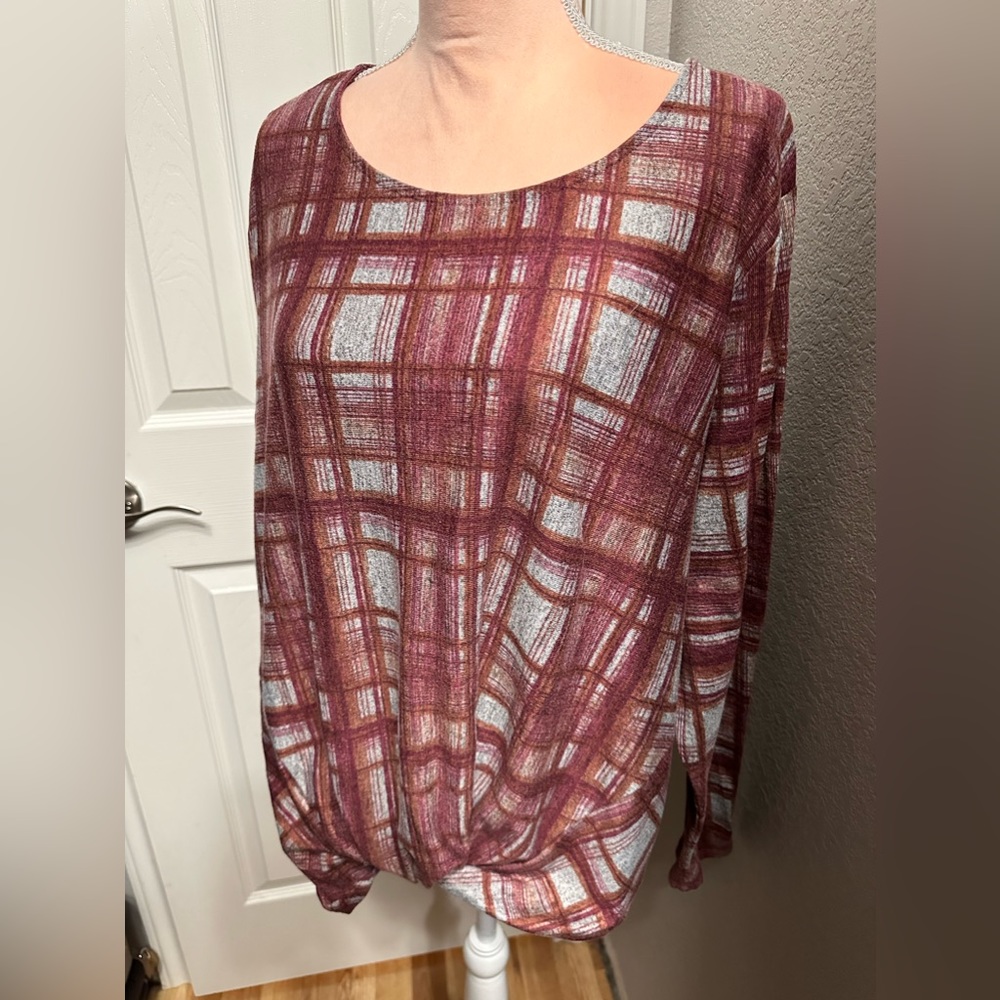 LA Threads Plus Size Top Twist Front High Low
